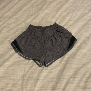 lululemon hotty hot short 2.5